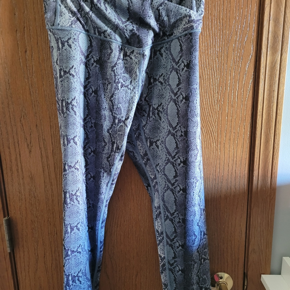Victorias Secret- on spot cross -over Leggings - Picture 3 of 4